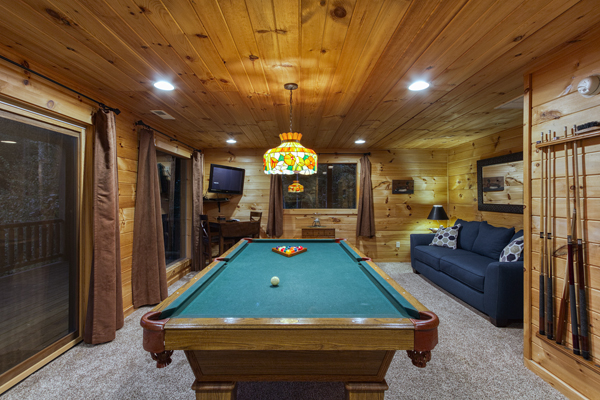 Acorn Bend Log Cabin is a large couples getaway cabin with game room