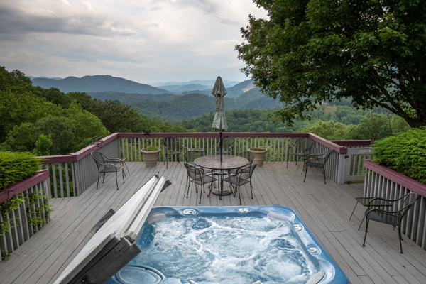 Eagles Nest Lodge  with scenic mountain views